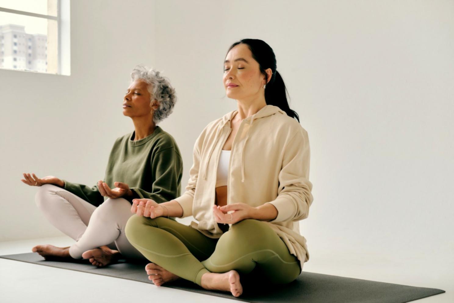 Persona meditando en un ambiente sereno y natural